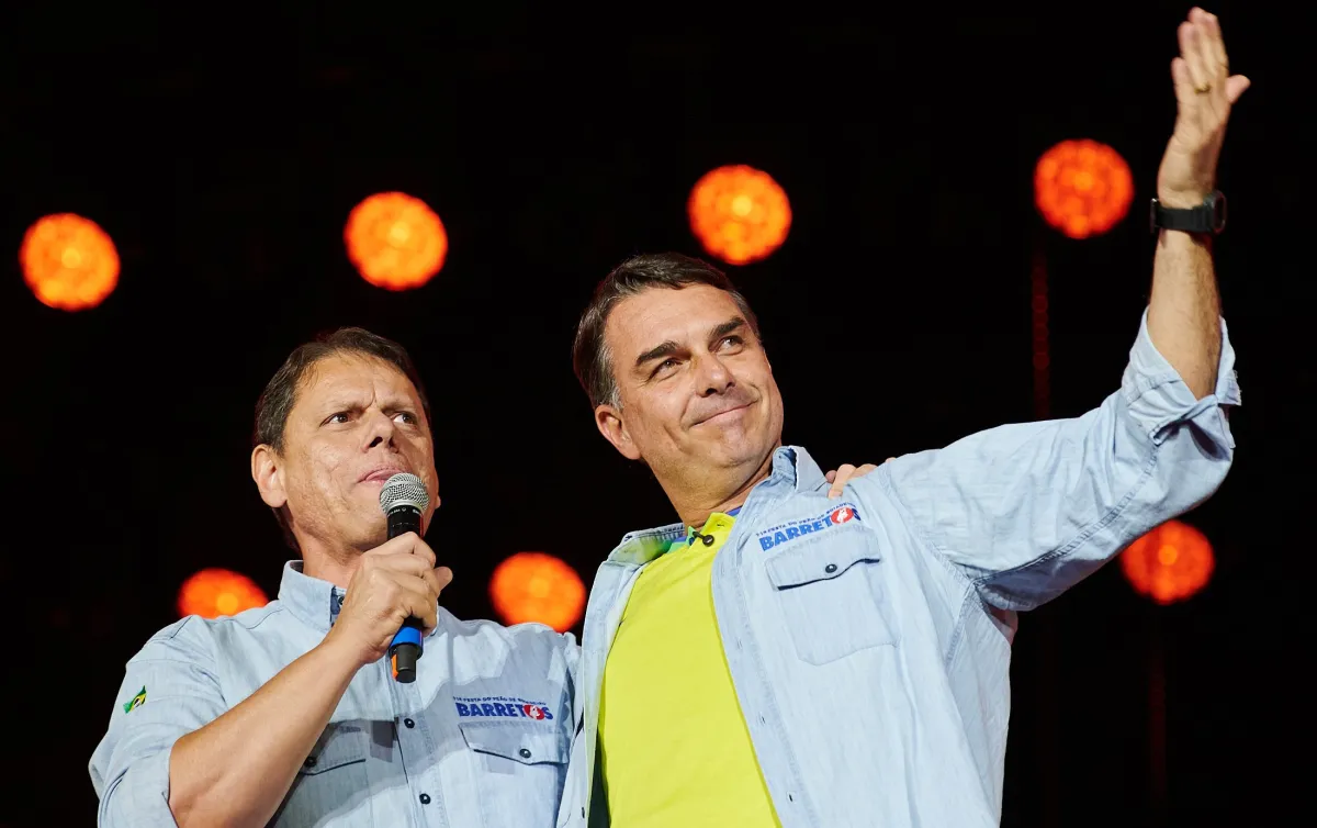 Na reta final da campanha, Flávio Bolsonaro foca São Paulo e vai a rodeio ao lado de Tarcísio