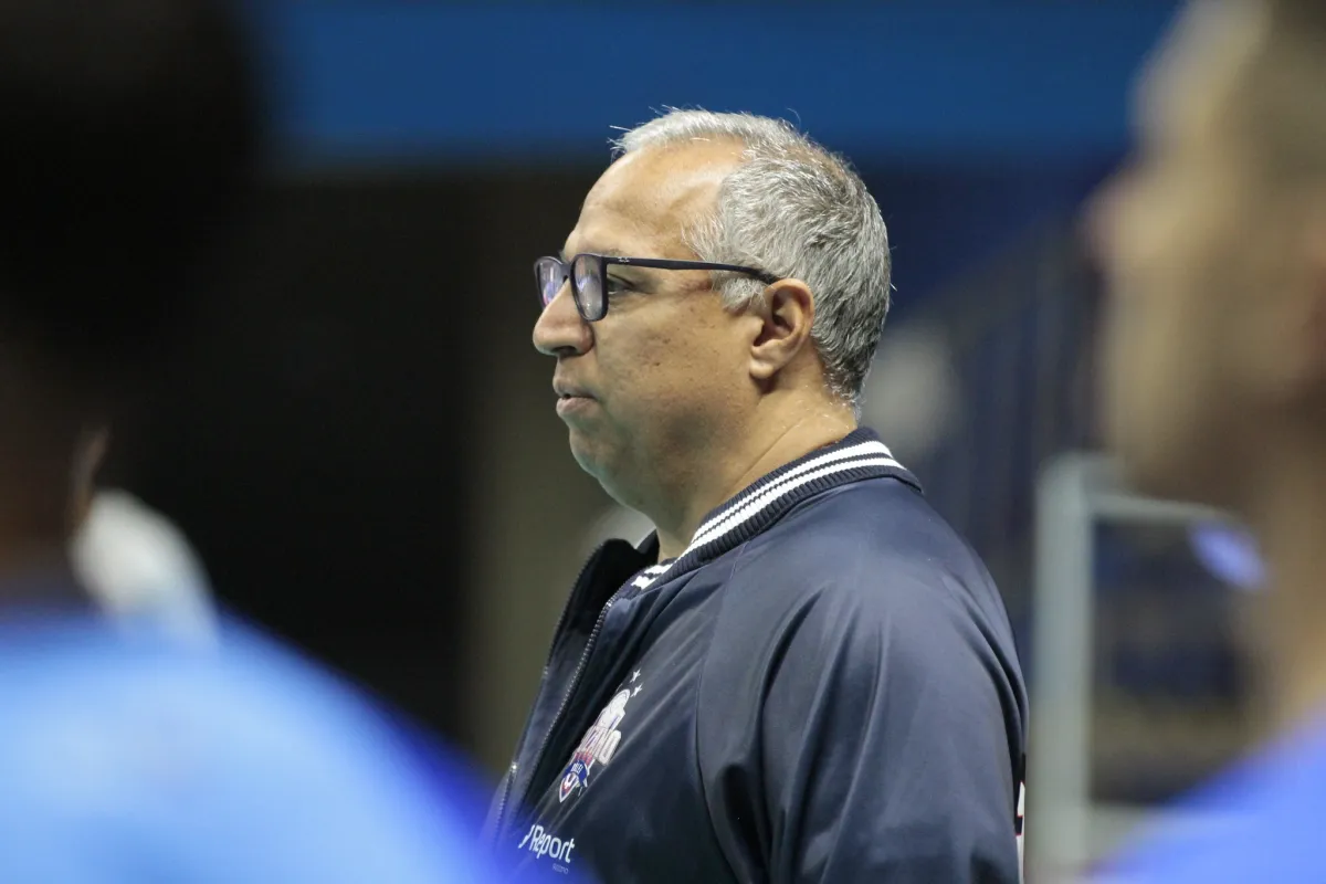Técnico Nery Tambeiro aponta erros cruciais após primeira derrota do Suzano no Campeonato Paulista de Vôlei