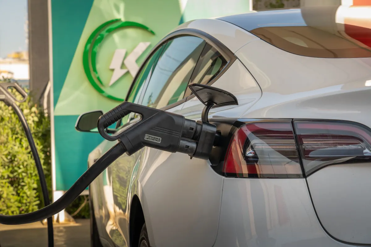 A Física e a Biologia por trás do enjoo em carros elétricos: entenda o fenômeno que pode cair na Unicamp
